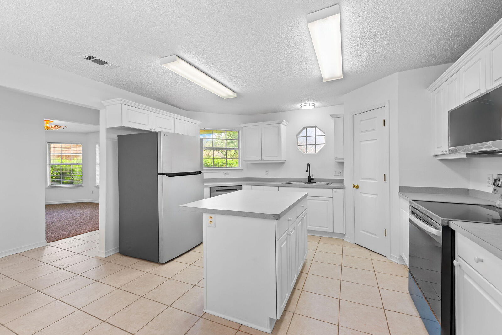 Property Photo: 7252 Antoinette Circle FL 32566