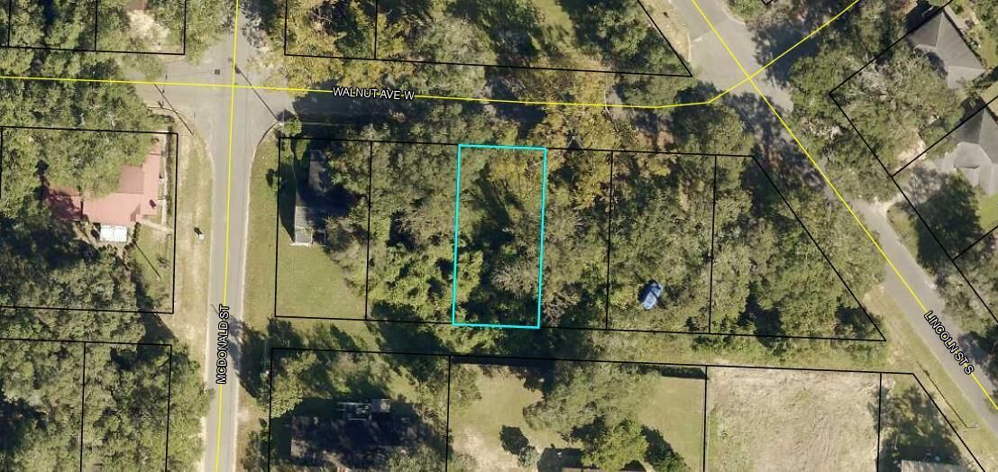 Property Photo: 673 W Walnut Avenue FL 32536