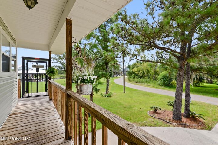 Property Photo:  424 Riverview Drive  MS 39520 