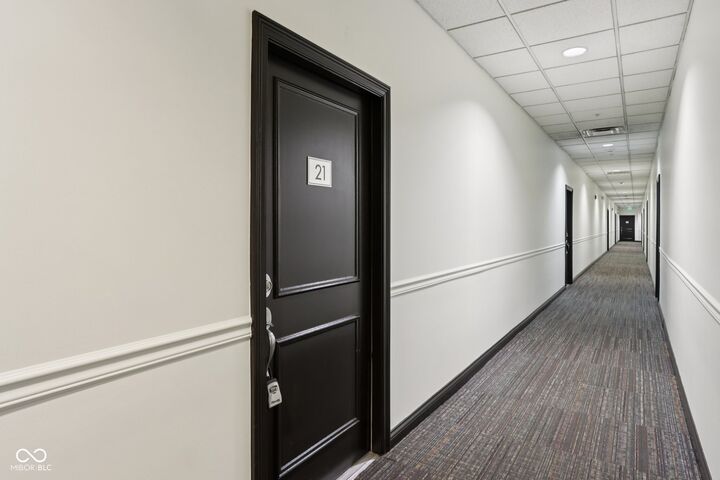 Property Photo: 624 E Walnut Street 21 IN 46204