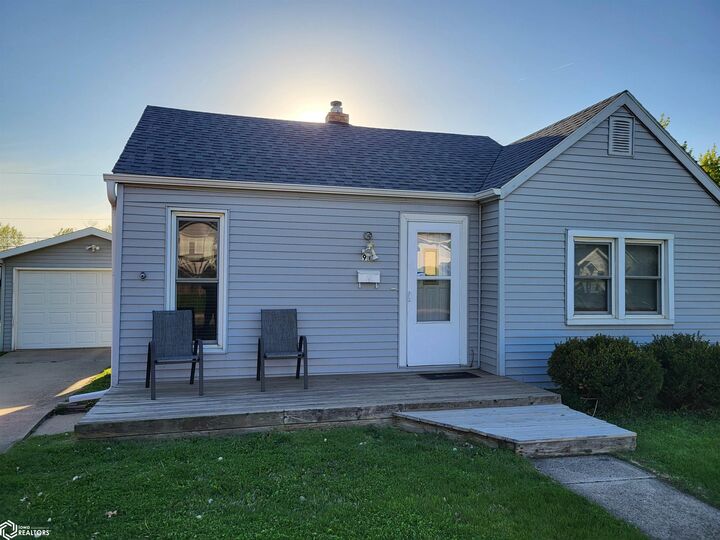 913 S 7th Avenue  Marshalltown IA 50158 photo