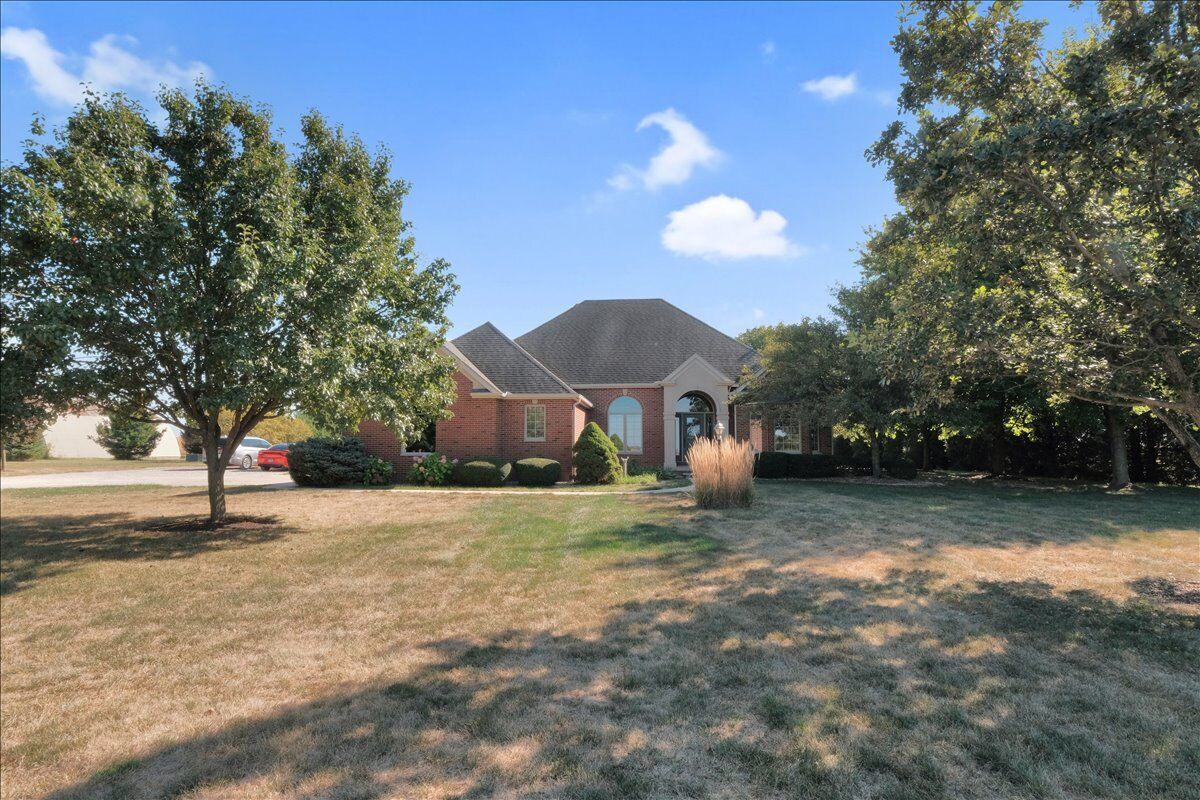 Property Photo:  1845 County Road 1400 N  IL 61802