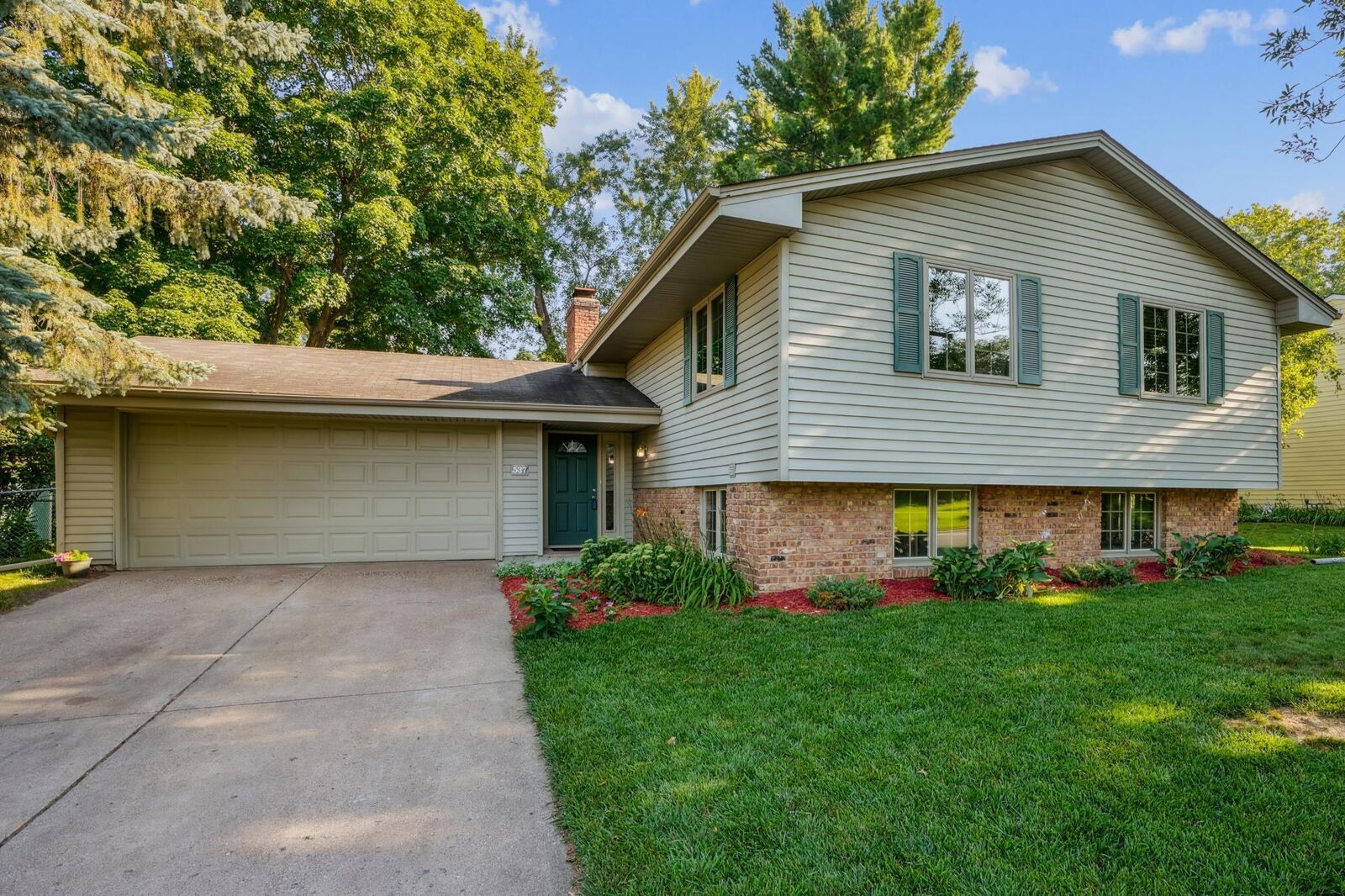 Property Photo:  537 Woodhill Drive  MN 55113 