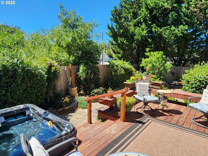 Property Photo:  1126 Washington St  OR 97465 