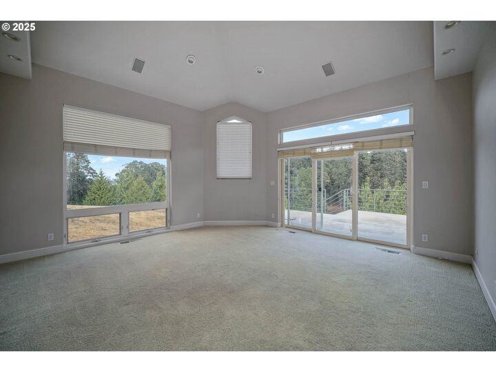 Property Photo: 7002 Rainbow Dr OR 97306