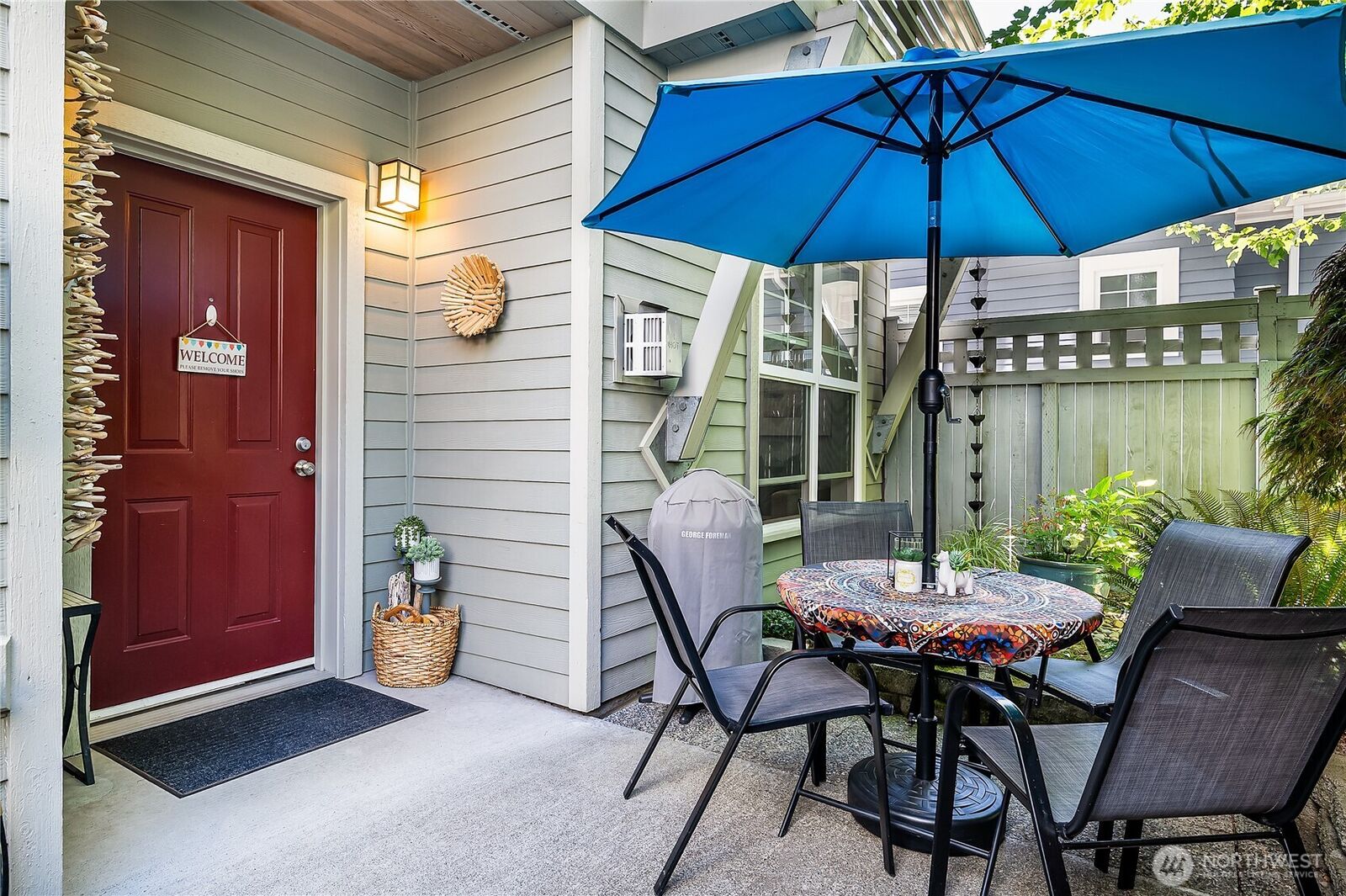 Property Photo: 5953 California Avenue SW 1-A WA 98126