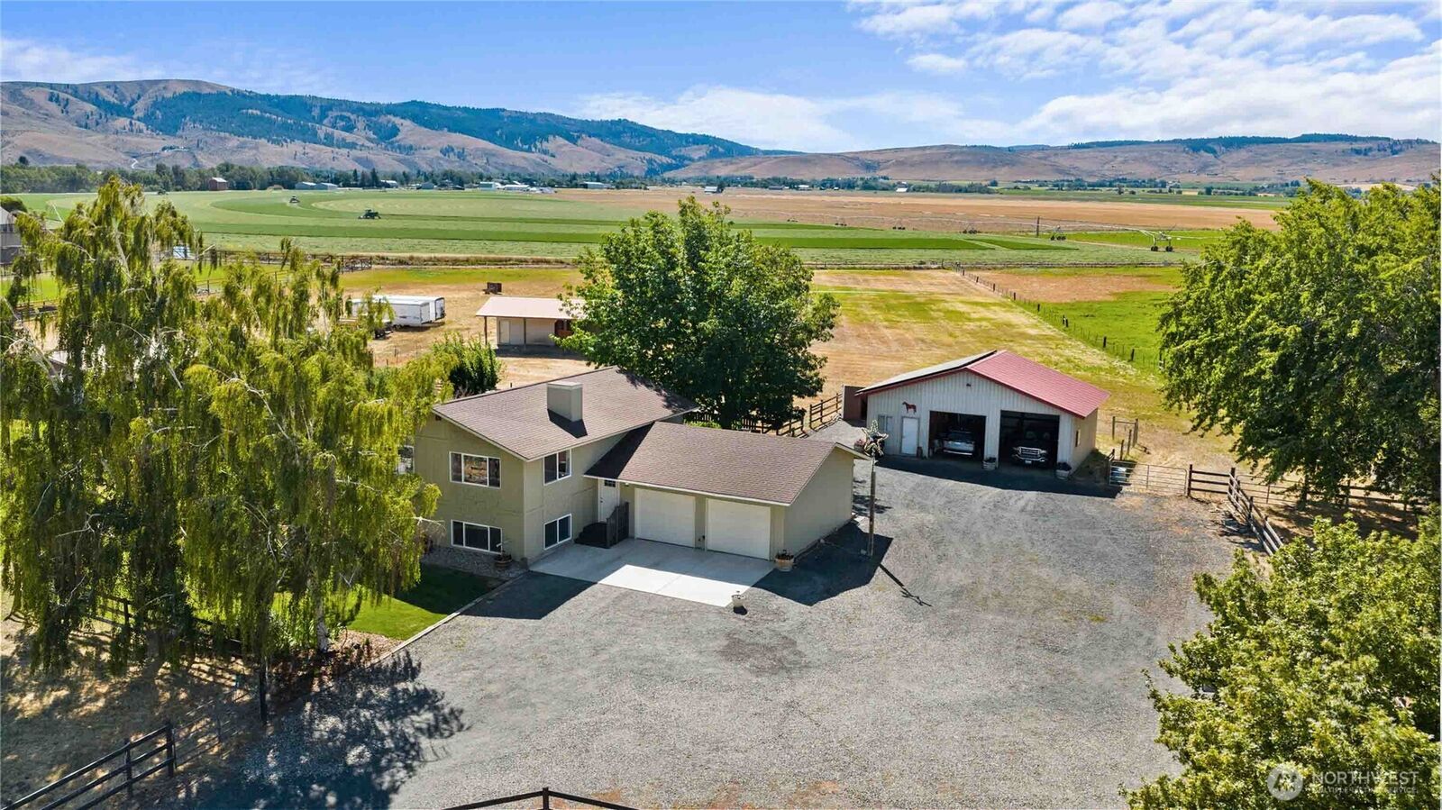 Property Photo:  1011  Hanson Road  WA 98926 