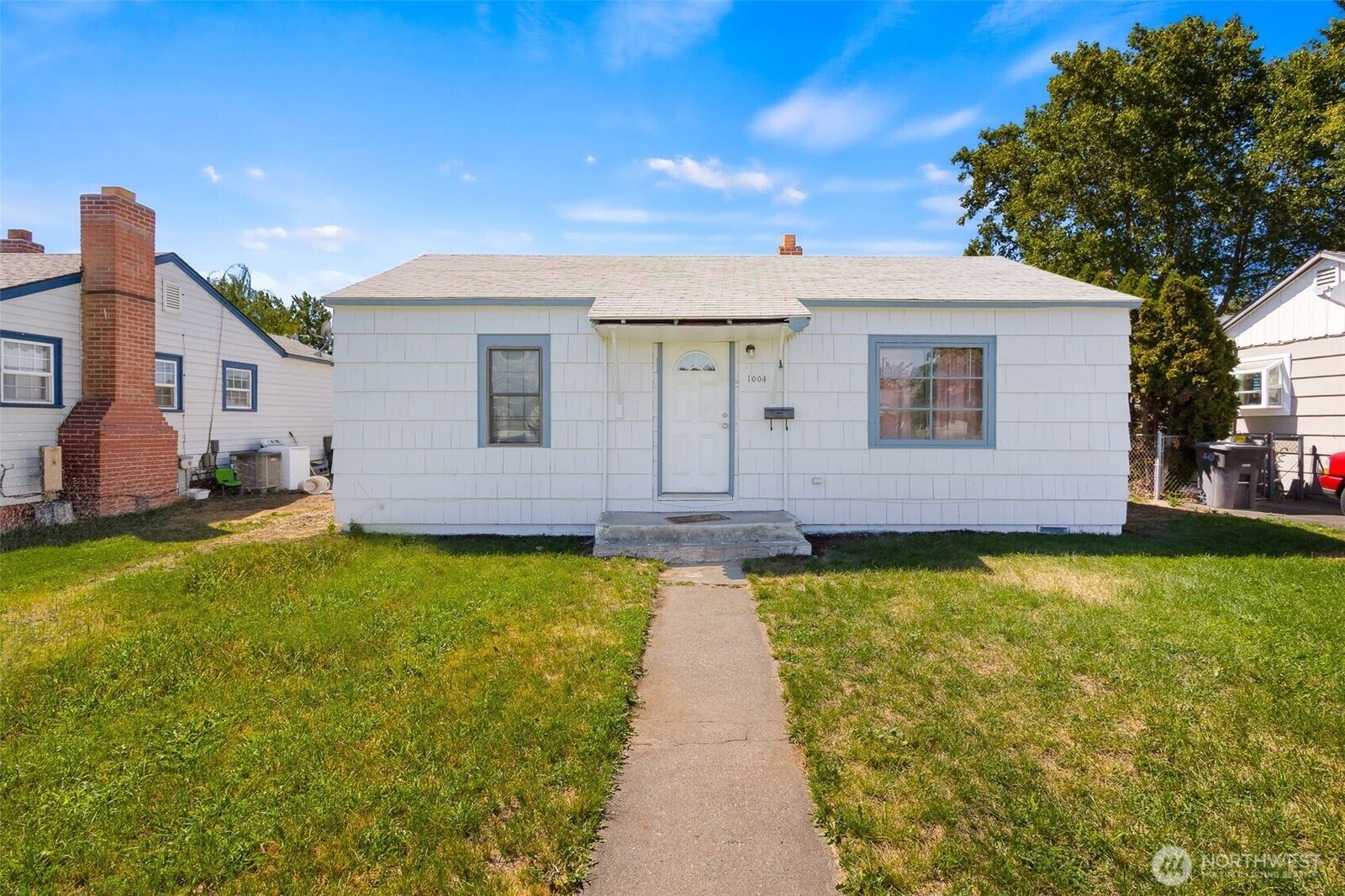 Property Photo:  1004 S 2nd Avenue  WA 98902 