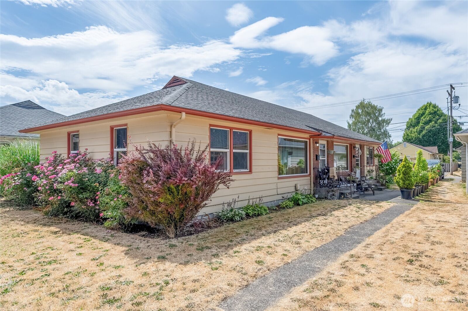 Property Photo:  915  17th Avenue  WA 98632 