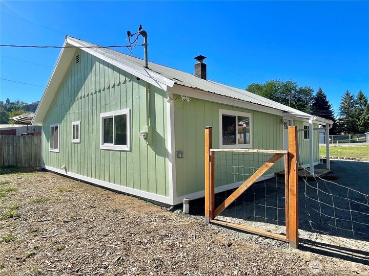 Property Photo:  423  3rd Avenue W  WA 98841 