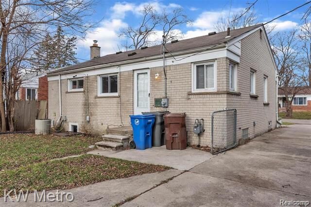 Property Photo:  1960 Lexington Parkway  MI 48141 