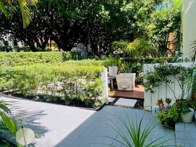 Property Photo: 719 Meridian Ave 7 FL 33139