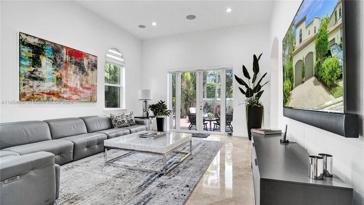 Property Photo:  822 E Spinnaker Dr E  FL 33019 