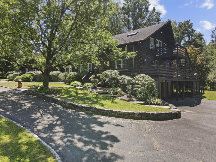 Property Photo:  1 Long Wall Road  CT 06896 