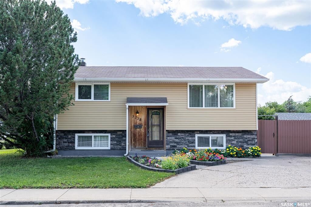 Property Photo:  3238 Massey Drive  SK S7L 4M9 