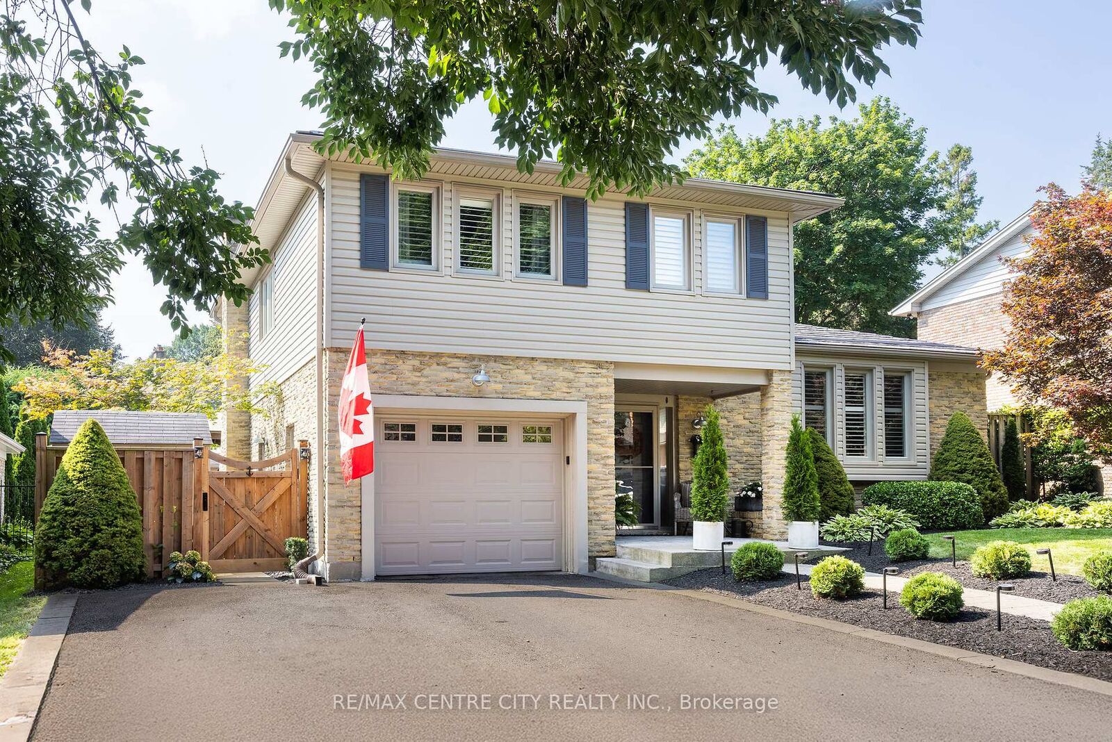 Property Photo: 144 Springfield Crescent ON N6K 2T6