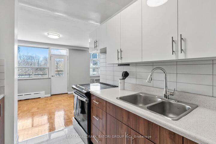Photo de la propriété: 159 Russell Hill Road 403 ON M4V 2S9