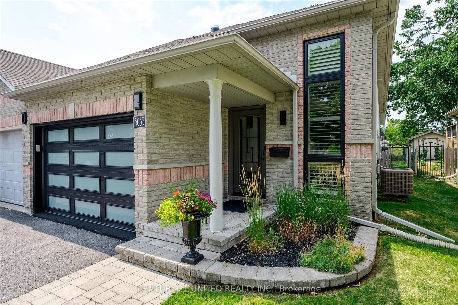 Property Photo: 3033 Westridge Boulevard ON K9K 2K5
