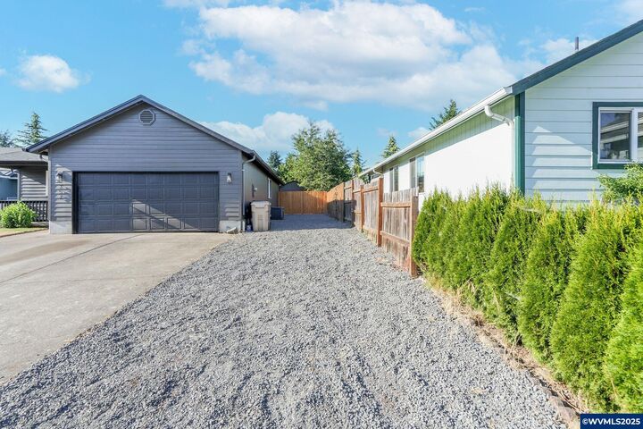 Property Photo: 357 Water'S Edge Ct OR 97355