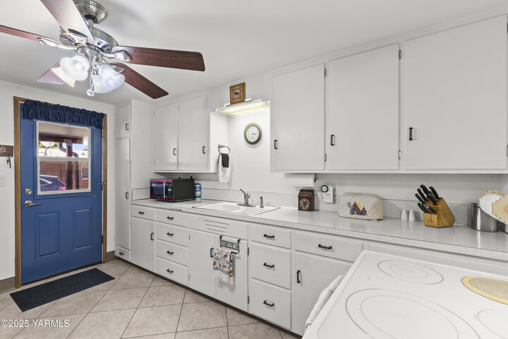 Property Photo:  333 N 42nd Ave  WA 98908 