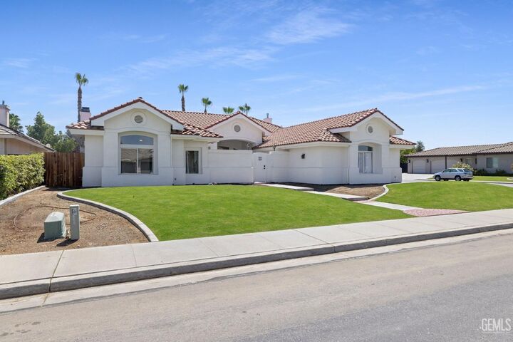 Property Photo: 13307 Phoenix Palm Court CA 93314