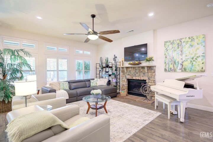 Property Photo:  9513 Rancho Viejo Drive  CA 93314 