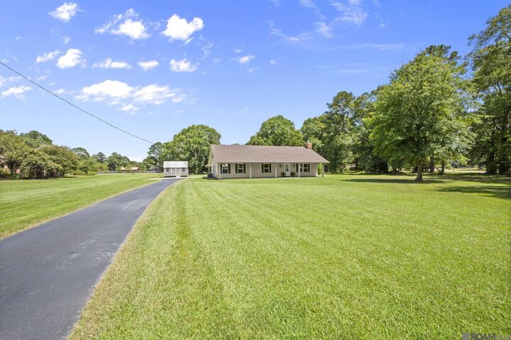 Property Photo:  12383 Pendarvis Ln  LA 70785 