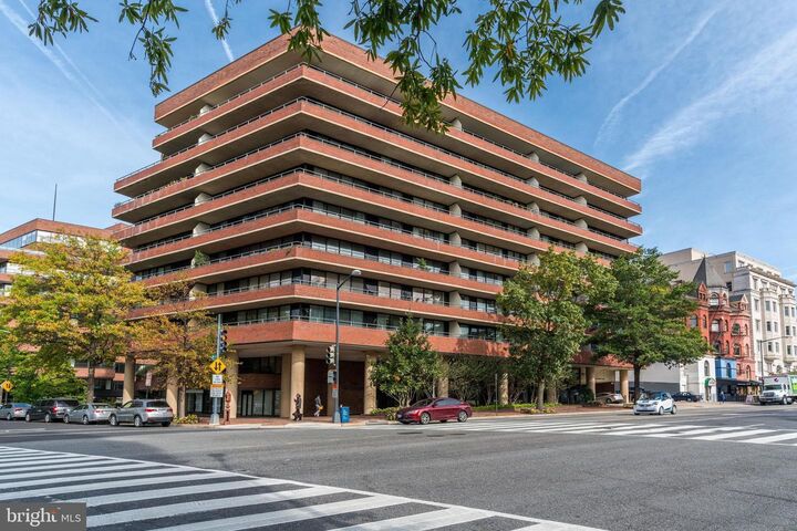 Property Photo:  2555 S Pennsylvania Avenue NW 806  DC 20037 