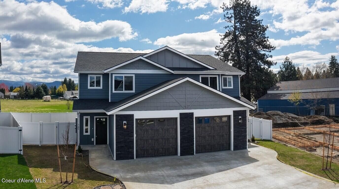 Property Photo:  206 E Lobo Loop  ID 83835 