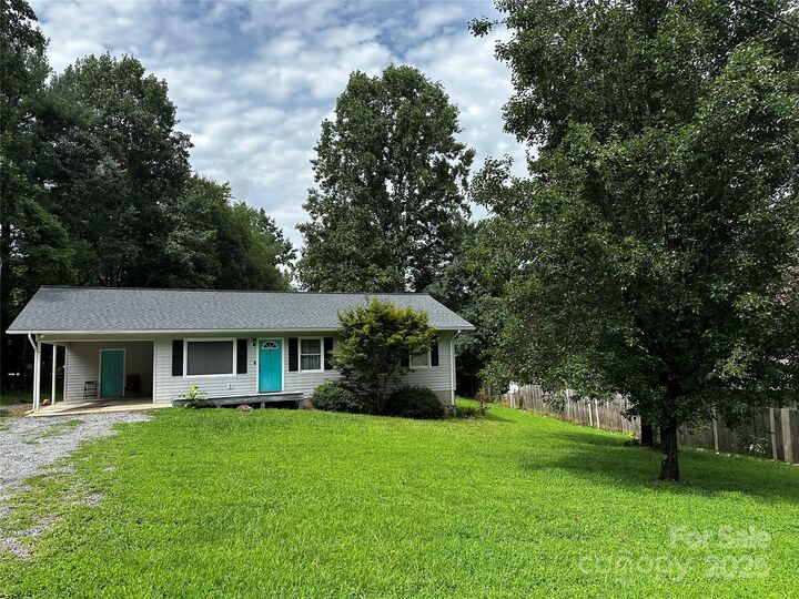 Property Photo: 2462 Ridgecreek Drive NC 28655