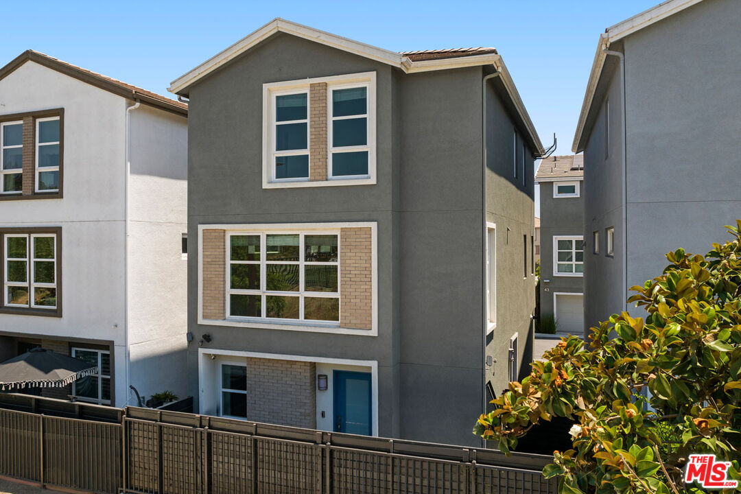 Property Photo:  2700 E Chaucer St  CA 90065 