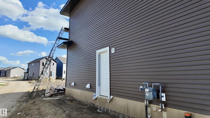 Property Photo:  5621 Hawthorn Way SW  AB T4H 1X9 