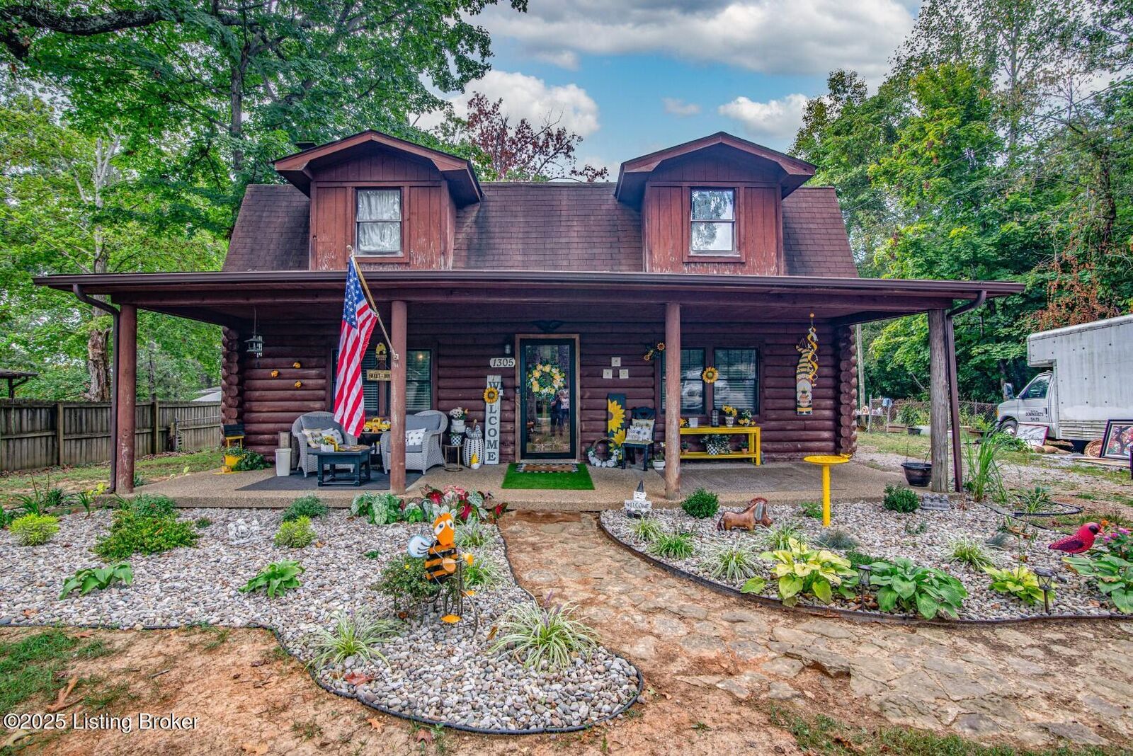 Property Photo:  1305 Jones St  KY 40160 