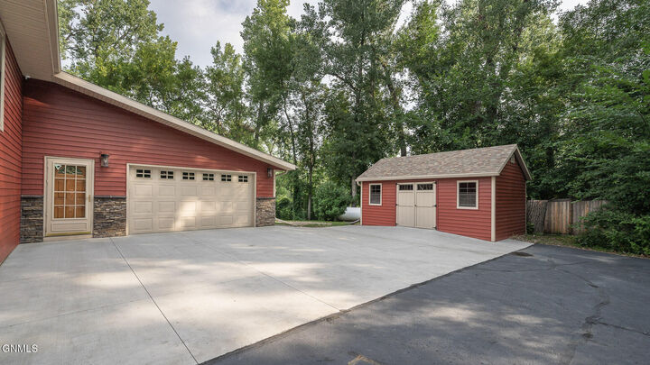Property Photo:  8624 Briardale Drive  ND 58504 