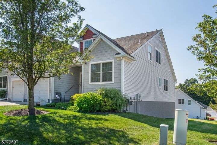 Property Photo:  11 Fairchild Ln 11  NJ 07461 