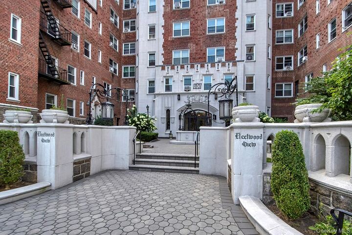 Property Photo:  60 Broad Street W 2M  NY 10552 
