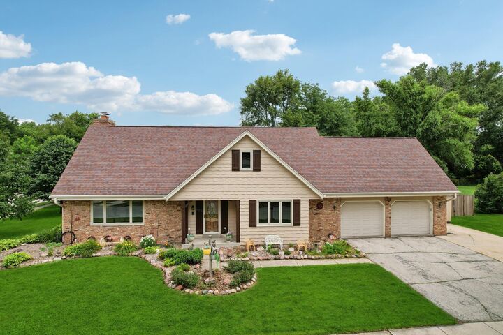 Property Photo:  503 S Comanche Ln  WI 53188 