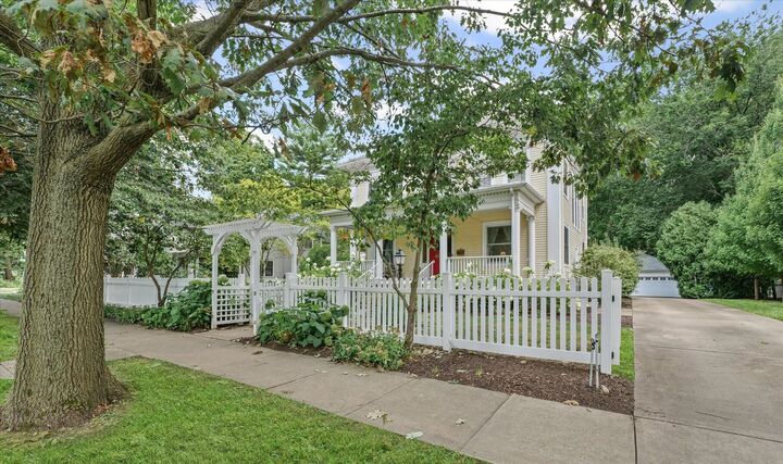 Property Photo:  1018 W Church Street  IL 61821 