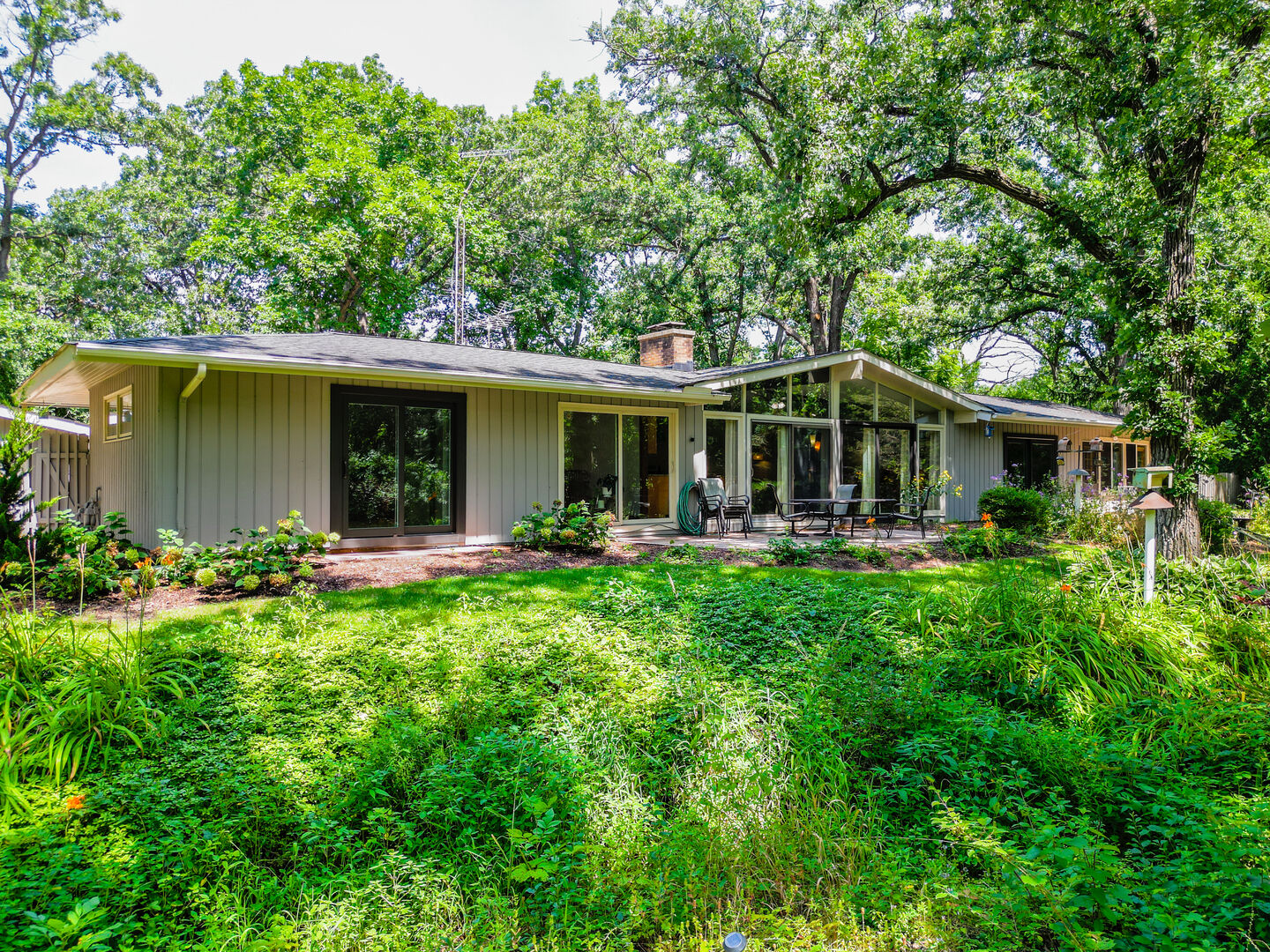 Property Photo:  608 Old Hickory Lane  IL 60048 