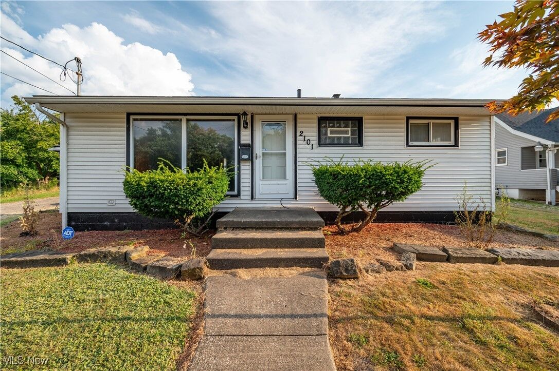 Property Photo:  2101 Cherry Hill Avenue  OH 44509 