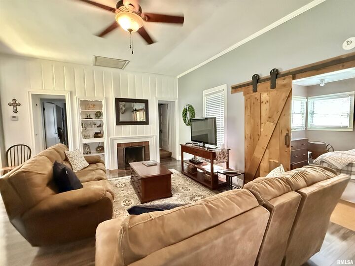 Property Photo:  611 S Broadway Street  IL 62644 