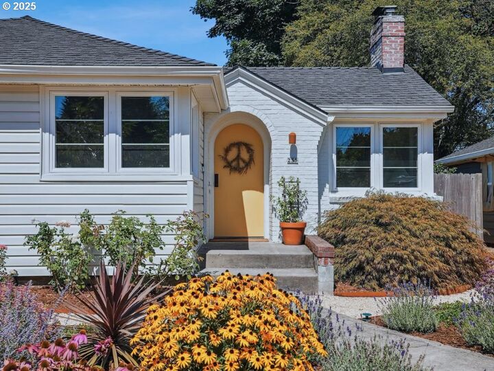 Property Photo:  235 N Holland St  OR 97217 