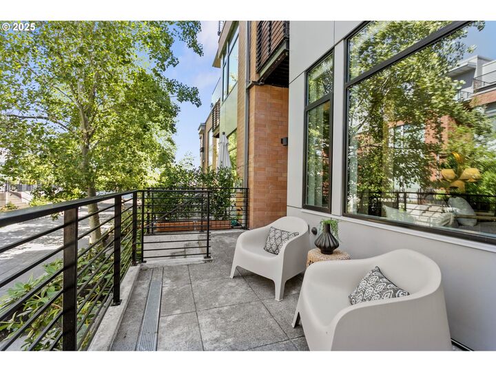 Property Photo:  1688 NW Riverscape St  OR 97209 