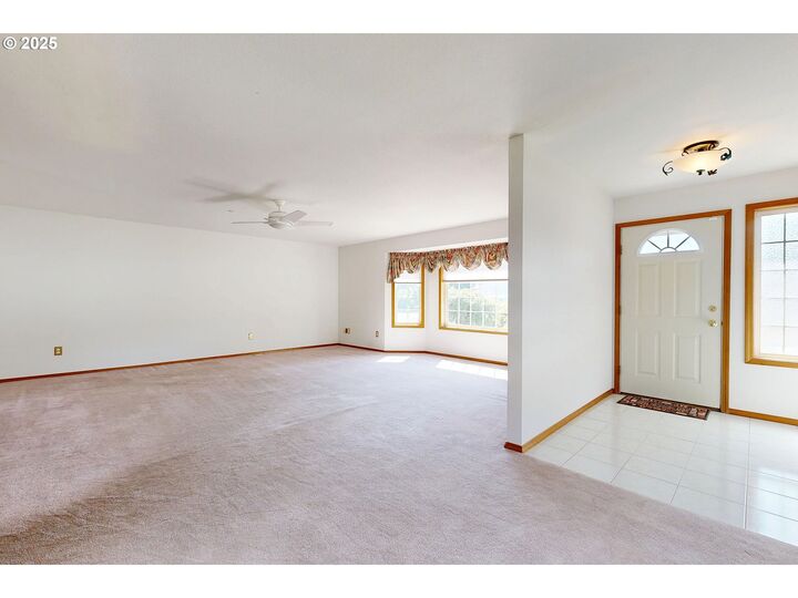 Property Photo:  211 SE 20th Pl  OR 97862 