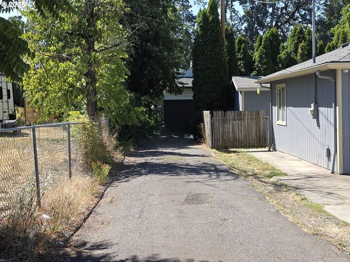 Property Photo:  2850 SE Oak Grove Blvd  OR 97267 