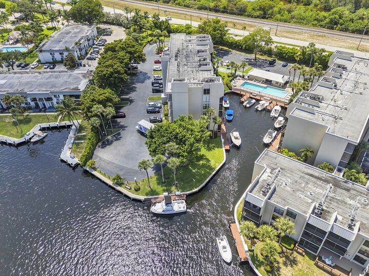 Property Photo: 21 Royal Palm Way 4050 FL 33432