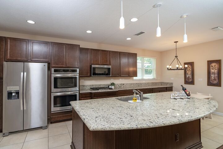 Property Photo: 406 Hutchinson Ln FL 32095