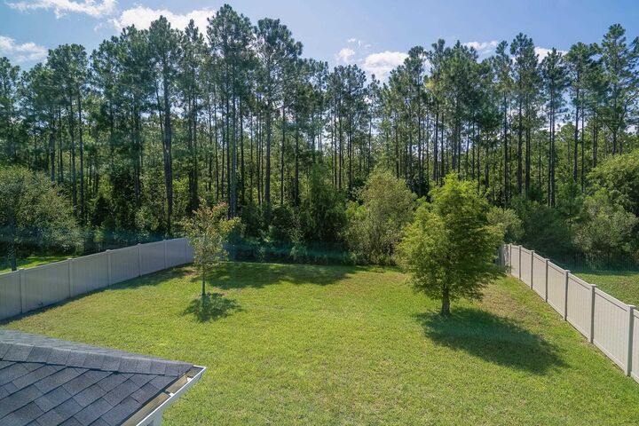 Property Photo: 406 Hutchinson Ln FL 32095