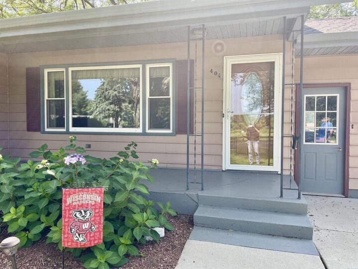 Property Photo:  404 East Howe Street  WI 53576 
