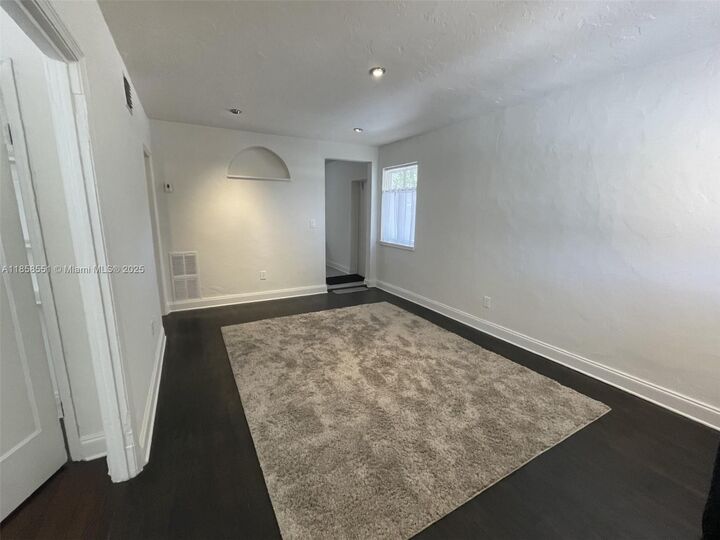 Property Photo:  500 NE 70th St 2nd Floor  FL 33138 